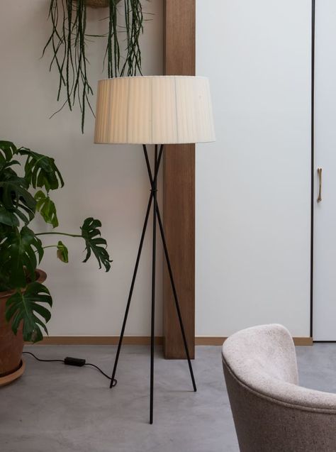 Urban Apartment, Santa Cole, Urban Lighting, Furniture Catalog, Hotel Boutique, Floor Standing Lamps, Urban Spaces, Light And Space, Tripod Floor Lamps