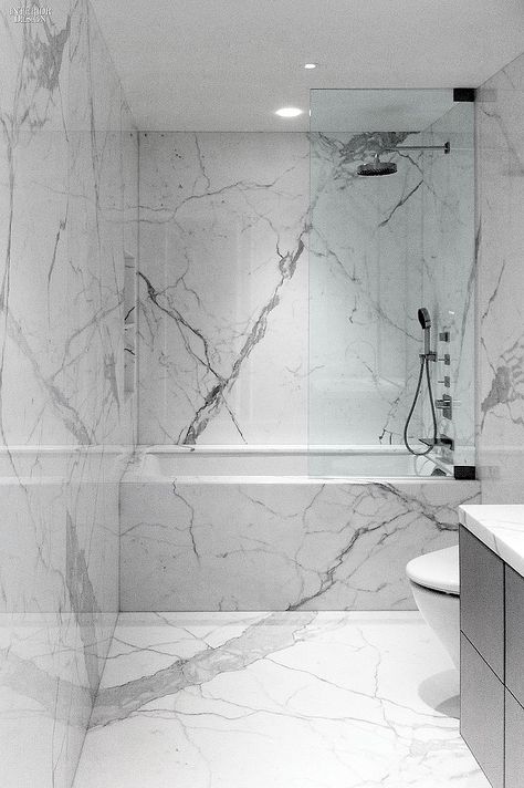 SPAN Architecture Gut Renovates Upper East Side Duplex | In another bathroom, the Carrara marble remains in slab form. #design #interiordesign #interiordesignmagazine #projects #apartments #newyork #nyc Bathroom With Marble, Marble Walls, Design Seed, Luxury Bathroom Master Baths, Marble Tile Bathroom, White Marble Bathrooms, Bilik Air, Marble Bath, Bad Inspiration