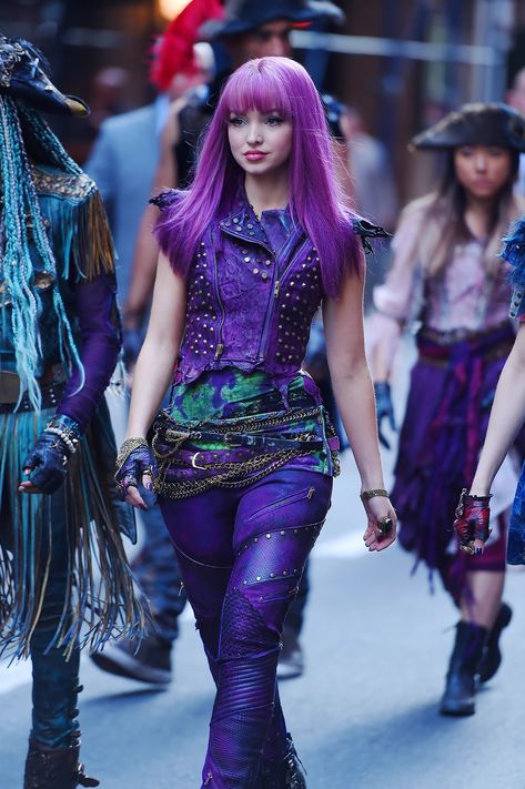 Mal Descendants 2, Mal Descendants, Descendants 2, Dove Cameron, Descendants, Purple Hair, A Woman, Walking, Celebrities