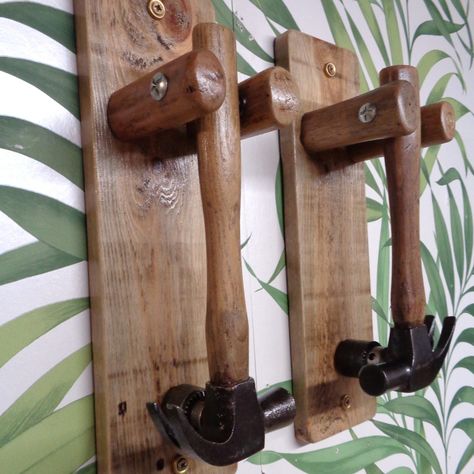 Knock, knock, who's there. How about a claw hammer door knocker. These hammers have a simple pivot point, are mounted on pallet wood and the striking plate is an old drill chuck. They make a resounding crack when struck. #thetoolrecycler #vintagetools #repurposed #mancave #workshop #garage #homeoffice #Industrialstyle #rusticstyle #steampunkstyle #recycled #unusualgift #studio #rusticdoorknockers Woodpecker Door Knocker Plans, Oak Front Door Knocker, Guitar Door Knocker, Vintage Wall Mounted Bottle Opener, Claw Hammer, Knock On Wood, Drill Chuck, Hammers, Vintage Tools