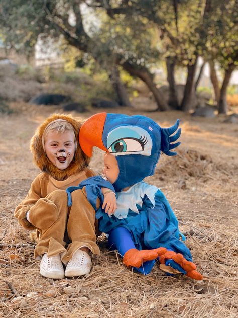 Diy Lady And The Tramp Costume, Lion King Halloween Costume Family, Simba Costume Diy, Lion King Family Costume, Zazu Costume, Lion King Costumes, Lion Face Paint, Lifeguard Costume, Sully Costume