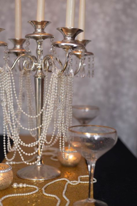 1920s Glamour Party, Gatsby Table Decorations 1920s Party, Easy Dinner Party Centerpieces, Vintage Glam Party Decor, Diy Vintage Party Decor, Classy 1920s Party, 1920s Party Decorations Diy Ideas, Roaring 20s Quinceanera, 1920s Dinner Party Decor