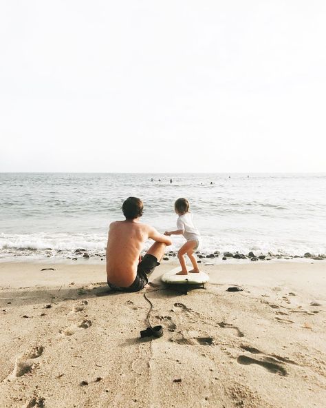 Beach With Baby, Instagram Style Fashion, Surfer Kids, Family Over Everything, Kids Goals, Family Photo Pose, Instagram Style, Family Beach