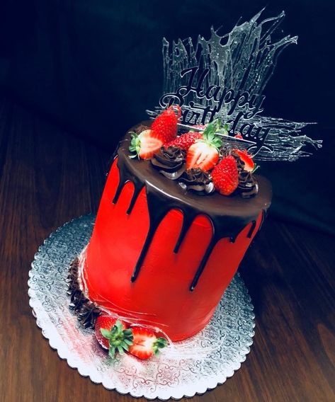 Strawberry drip cake Black Cake With Red Drip, 33 Birthday Ideas, Strawberry Drip Cake, Drip Cake Tutorial, Drip Cake Ideas, 33 Birthday, Nerdy Nummies, Novelty Birthday Cakes, Red Cake