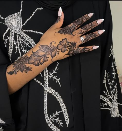 @hamanasdesign_ on IG Henna Sleeve, Henna Flower Designs, Cute Henna Designs, Cute Henna Tattoos, Henna Style Tattoos, Jagua Henna, Henna Nails, Henna Inspired Tattoos, Cute Henna