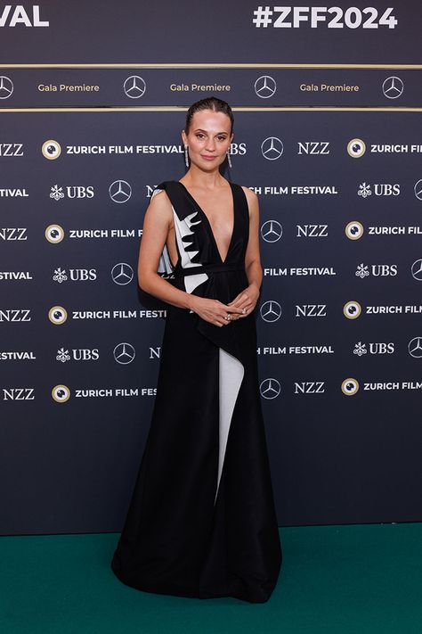 Alicia Vikander Wore Louis Vuitton To ‘The Assessment’ Zurich Film Festival Premiere Red Carpet Beauty, Menswear Runway, Alicia Vikander, Celebrity Style Red Carpet, Spring Summer Trends, Beyonce Knowles, Celebrity Red Carpet, Gowns Of Elegance, Dressed To Kill