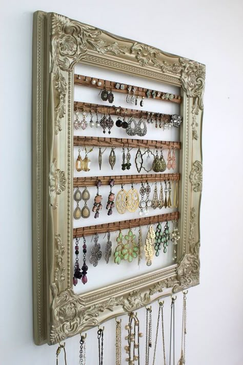 Jewelry Hanging Ideas, Diy Hanging Jewelry Organizer, Creative Jewelry Display Ideas, Photo Frame Crafts Diy, Jewelers Storage, Earrings Storage Ideas, Aesthetic Jewelry Holder, Jewellery Display Ideas, Jewelry Organizer Aesthetic