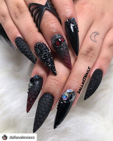 nailart💅  INSPIRATION PAGE on Instagram: “#Repost @dallasalexiaxo • • • • • SEE NO EVIL 🖤👁 clients request 😍 DUNGEON DRAGON INSPIRED ‭ #dallasjnails #nailart #southbeachnails…” Goth Nails Stiletto Long, Nails Witchy, Talon Nails, Scary Nails, Black Halloween Nails, Sharp Claws, Holloween Nails, Dragon Nails, Witchy Nails