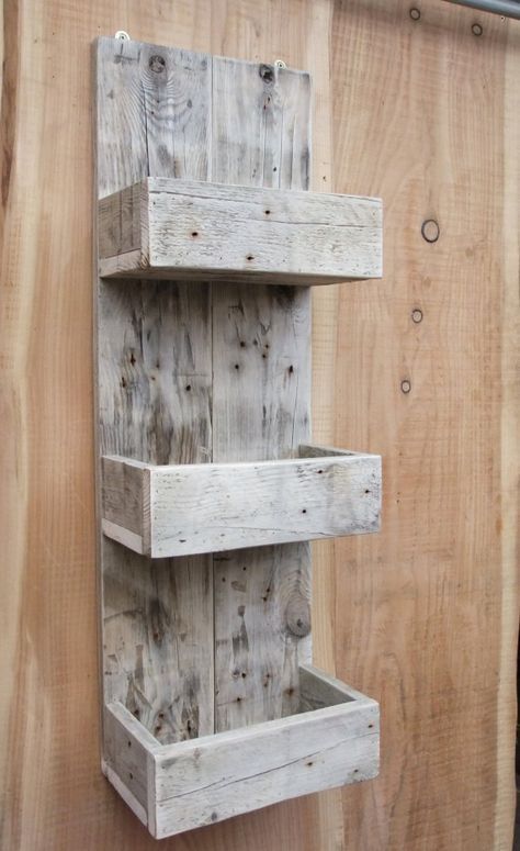 Scrap Wood Projects Diy Easy, Simple Pallet Projects, Pallet Wood Shelves, Koti Diy, Bathroom Storage Shelves, Into The Wood, Rustic Storage, Pallet Shelves, Wooden Pallet Projects