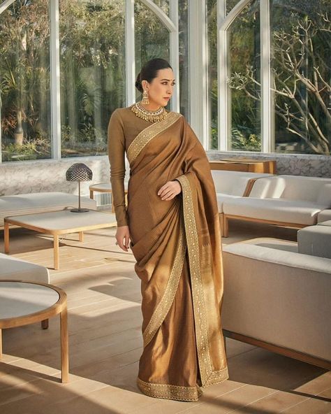 Karisma Kapoor pics #karismakapoor #beauty #90s #bollywood 90s Indian Fashion, Rich Outfits, Indian Dress Up, Celebrity Casual Outfits, Indian Bride Outfits, Karisma Kapoor, Saree Poses, 90s Bollywood, Simple Sarees