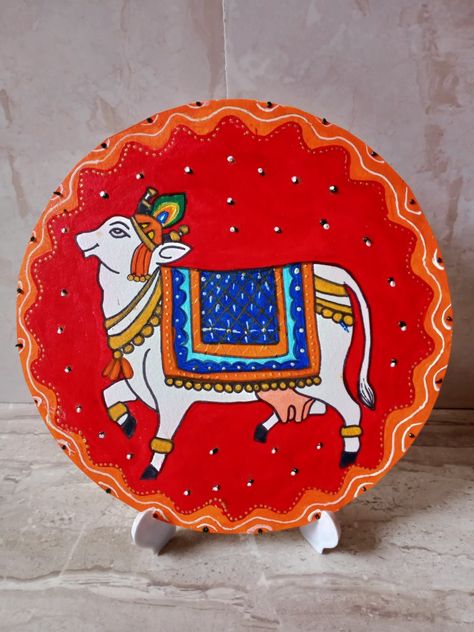 Pichwai Cow Sketch, Pichwai Cow Painting, Pichwai Cow, Cow Sketch, Wall Decor Items, Pichwai Art, Round Painting, Plate Painting, Pichwai Painting