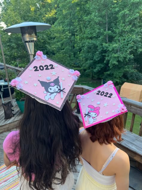 Cinnamoroll Graduation Cap, My Melody Graduation, Pink Cap Ideas For Graduation, Matching Caps For Graduation, Matching Grad Caps For Best Friends, Pink Cap Decoration Graduation, Cap Decoration Graduation Hello Kitty, Kuromi Graduation, Graduation Cap Designs Sanrio