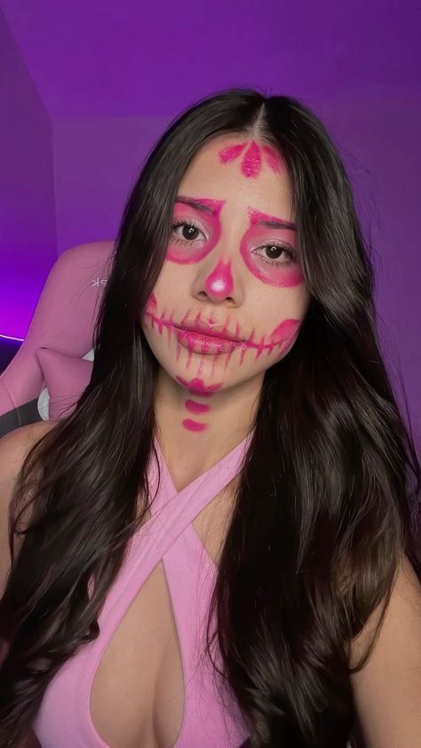 Day Of The Dead Makeup Easy Kids, Preshower Makeup Ideas, Make Up Looks Halloween, Pink Skeleton Makeup, Easy Catrina Makeup, Pink Halloween Makeup, Face Makeup For Halloween, Make Up Rosa, Makeup Rosa