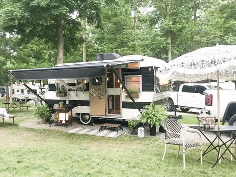 Boho Camper Exterior, Black And White Camper Interior, Camper Painting Exterior, Camper Exterior Decorating Ideas, Cottagecore Camper, Camper Revamp, Vintage Camper Redo, Boho Camper, Vintage Motorhome