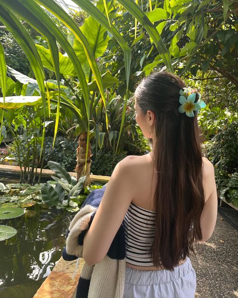 Hibiscus-flower Hairclip hairstyles 🌷🌺🪷🌸 Some of my faves atm #hairclips #hairstyle #hairstyles #flowerhairstyle #hibiscus #hairclip #hibiscus🌺 Flowers Pose, Summer Selfies, Tropical Hairstyles, Hair Clips Aesthetic, Picture Day Hair, Hair Inspiration Long, Summer Picture Poses, Jeans Outfit Women, Picture Day