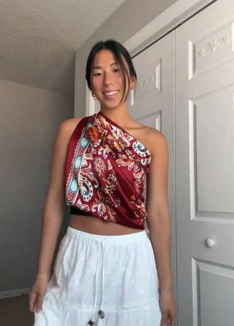 Here’s another great scarf hack! Follow along to see how you can turn a large silk scarf into a one shoulder top. Silk Scarf Tying, Silk Scarf Style, Large Silk Scarf, Elegant Scarves, Diy Scarf, Scarf Top, One Shoulder Top, Scarf Tying, One Shoulder Tops