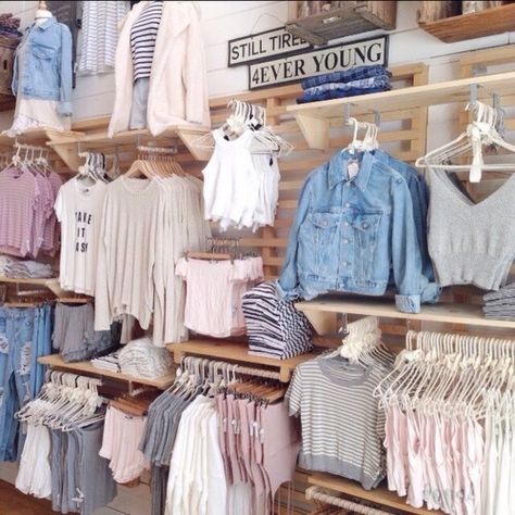 brandy melville store tumblr - Google Search A Clothing Store, Brandy Melville Outfits, Clothing Store Displays, Front Squat, Grunge Look, Grunge Style, Mode Inspiration, Visual Merchandising, Store Design