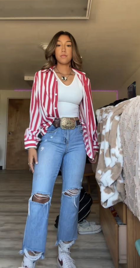 Business Casual Outfits For Hotel, Cute Simple Rodeo Outfits, Country Rodeo Outfits, Indoor Rodeo Outfit, Western Shirt Outfit, Punchy Western Summer Outfits, Western Outfits Inspo Women, Funky Western Outfit, Outfit Ideas Western Casual