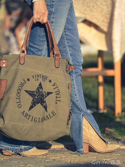 canvas bag, cowboy boots, country life Leather Accessories Diy, Vintage Canvas Bags, Boots Country, Cowboy Girl, Sassy Pants, Outfit Mujer, Jeans Bag, Purse Patterns, Vintage Canvas