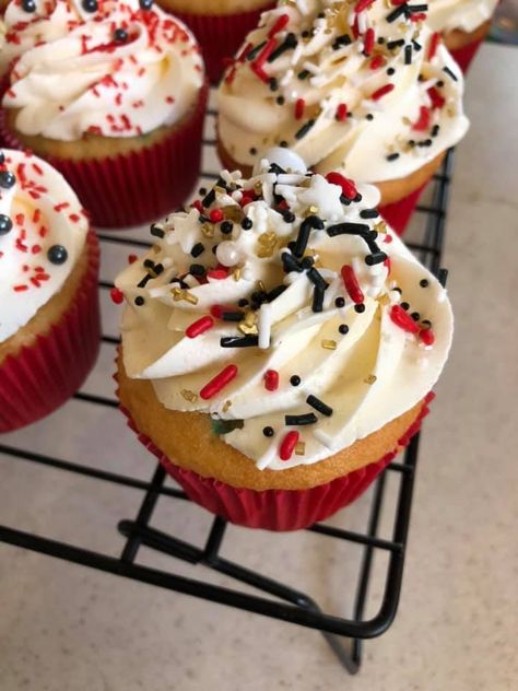 Red Black And White Party Food, Red And Black Cupcakes Ideas, Red Black And White Cupcakes, Red And White Cupcakes Ideas, Black And Red Cupcakes, Red And Gold Cupcakes, Red And Black Cupcakes, Red And Black Graduation Party Ideas, Red And White Cupcakes