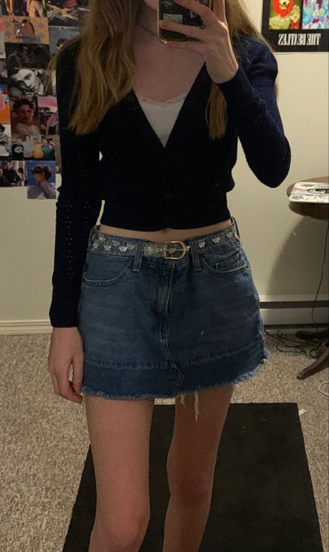 90s Fashion Skirts Mini, 00s Fashion Skirt, Jeans Skirt Outfit Short, 00s Mini Skirt Outfit, 2000s Fashion Denim Skirt, 90s Skirt Fashion, Denim Miniskirt Outfits Y2k, Denim Midi Skirt Outfit Y2k, 90s Outfit Skirt