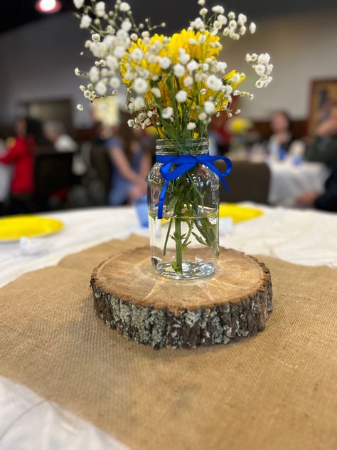 Auction Table Centerpieces, Ffa Christmas Party Ideas, Ffa Table Decorations, Fundraiser Table Decorations, Ffa Senior Table Ideas, School Banquet Centerpieces, Ffa Centerpieces Banquet Ideas, Church Banquet Table Decorations, Ffa Banquet Centerpieces