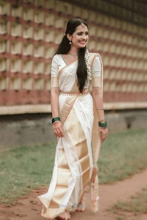 Set Mundu Kerala Bride, Set Saree Kerala, Onam Outfits Ideas, Kerala Traditional Saree, Kerala Wedding Saree, Kerala Jewellery, Kerala Saree Blouse, Onam Outfits, Kerala Saree Blouse Designs