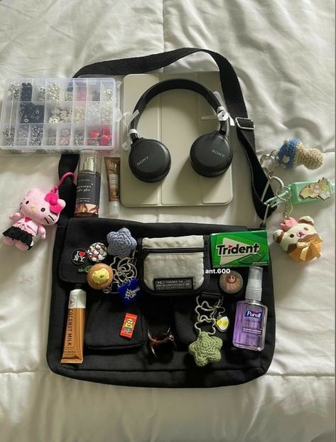 Bag Essentials School, Schul Survival Kits, Everyday Bag Essentials, School Bag Essentials, Backpack Essentials, Inside My Bag, I'm Just A Girl, Purse Essentials, Handbag Essentials