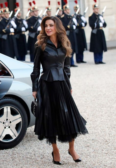 Queen Rania Style, Royalty Style, Jenny Packham Dresses, Queen Rania Of Jordan, Dior Dress, Estilo Real, Queen Rania, Queen Dress, Royal Outfits