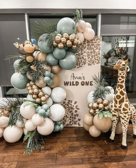 Trending Party Decor, Safari Balloons, First Birthday Decorations Boy, Giraffe Birthday Parties, Wild Baby Shower, Chiara Backdrop, Jungle Theme Birthday Party, Baby Shower Safari Theme, Wild Birthday Party