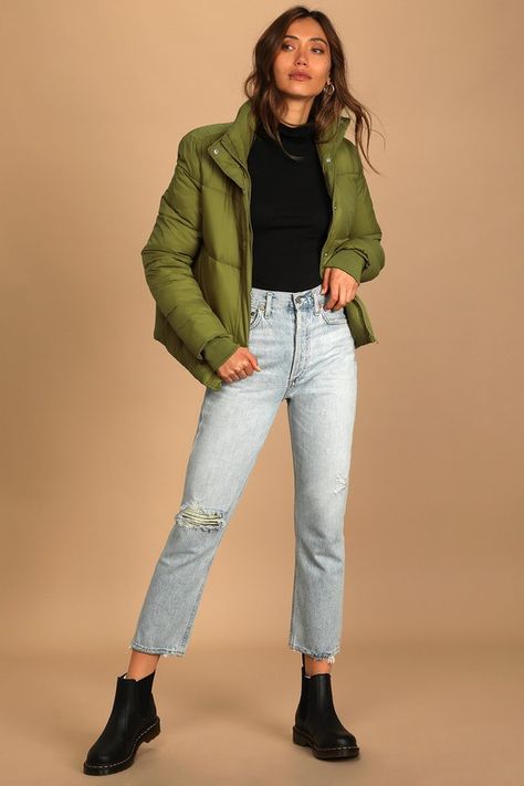 Olive Jacket Outfit Women, Olive Puffer Jacket Outfit, Green Jacket Outfit Fall, Olive Green Puffer Jacket Outfit, Oversized Puffer Jacket Outfit, Olive Jacket Outfit, Green Puffer Jacket Outfit, Sporty Winter Outfits, Olive Green Jacket Outfits