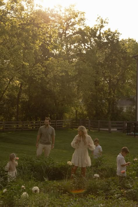 Family Growth Aesthetic, Cottagecore Aesthetic Family, Countryside Family Aesthetic, Cottagecore Aesthetic Outside, Family In Nature Aesthetic, Dream Board Pictures Aesthetic Family, Family Inspo Aesthetic, Rich Farmer Aesthetic, Clean Family Aesthetic