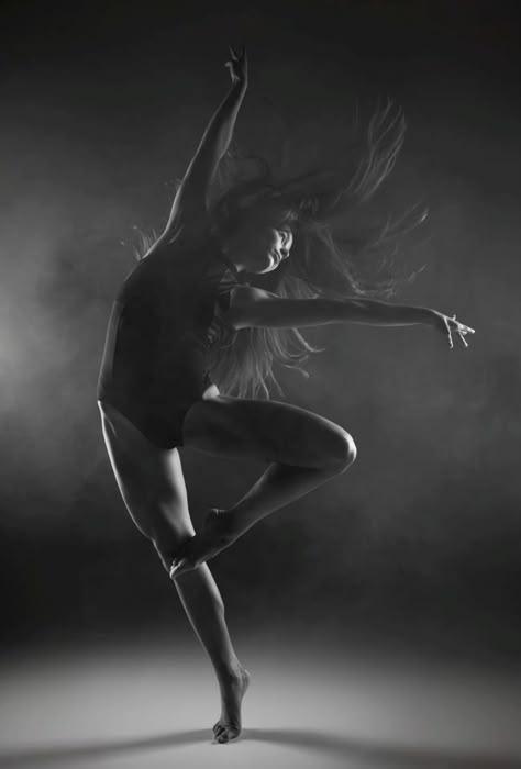 #dancer #pose #photoshoot #dance Powder Dance Photography, Contemporary Poses For Pictures, Movement Dance Photography, Dramatic Dance Poses, Dance Photoshoot Ideas Photography Poses, Christmas Dance Photoshoot, Dance Shoot Ideas, Dancer Studio Photography, Black And White Dance Photography