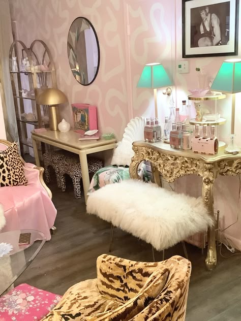 Old Hollywood Apartment, Vintage Hollywood Bedroom, Vintage Glam Home, Glam Room Aesthetic, Retro Glam Decor, Hollywood Glam Living Room, Barbie Hotel, Vintage Glam Decor, Old Hollywood Bedroom