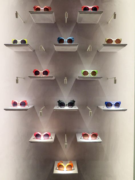 Eyewear Display Design, Sunglass Store Design, Sunglasses Shop Design, Sunglasses Store Design, Small Optical Shop Interior Design, Optical Window Display Ideas, Eyewear Display Ideas, Eyewear Store Design Optical Shop, Optical Shop Interior Design