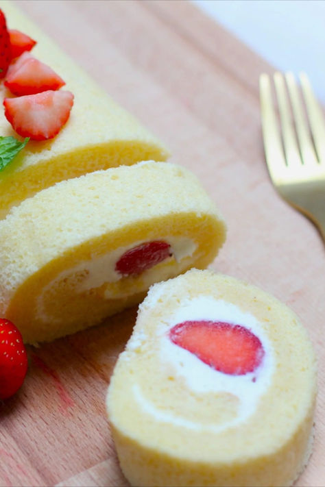 How To Make Japanese Strawberry Roll Cake (Strawberry Swiss Roll) Japanese Swiss Roll, Strawberry Roll Cake, Swiss Roll, Roll Cake, Japanese Sweets, Cake Roll, Classic Desserts, Cake Batter, Fresh Strawberry