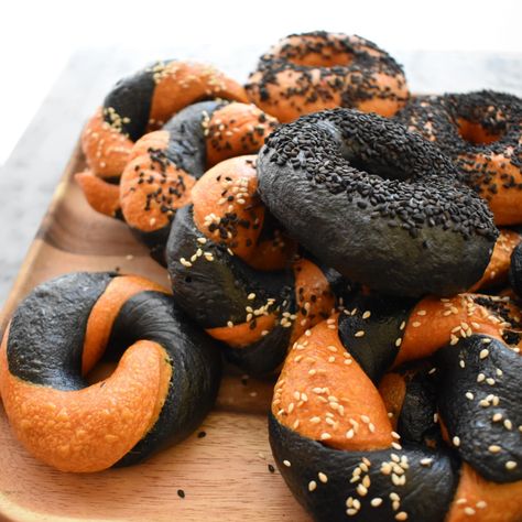 Halloween Sourdough Bread, Halloween Bagels, Sourdough Halloween, Halloween Sourdough, Samhain Food, Charcoal Recipes, Sourdough Bagels Recipe, Samhain Crafts, Halloween Muffin