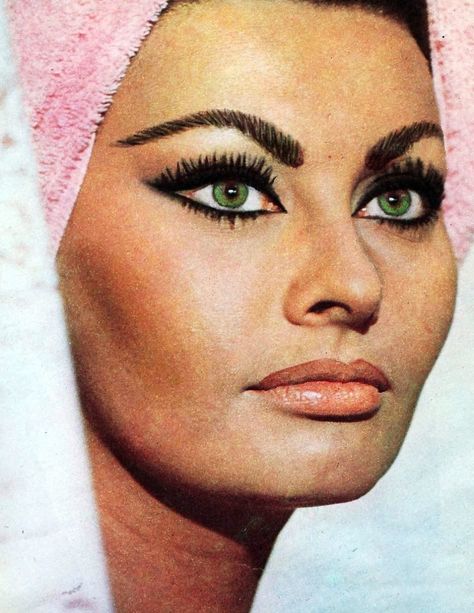 Sophia Loren 60s Makeup, Maquillage On Fleek, Sofia Loren, Retro Makeup, Cat Eye Makeup, Italian Beauty, Italian Actress, Vintage Makeup, Sophia Loren