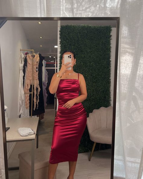 Burgundy Metallic Satin Midi Dress🤩 Sizes: XS, Small, Medium & Large (available in black & green)‼️ Material stretches. Model size: small ♥️ Cami Midi Dress, Satin Midi Dress, That Look, Satin, Midi Dress, Green, Black