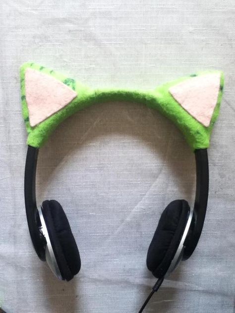 How cool are these Diy Kitty earphones? Headphone Decoration Diy, Headphone Accessories Diy, Diy Headphones Decoration, Headphones Deco, Decorate Headphones, Kitty Headphones, Earphones Diy, Headphone Decoration, Neat Crafts