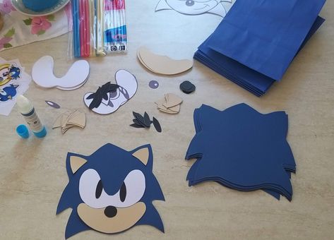 DIY Sonic Themed Children Birthday Party Goodie Bags ⋆ Mommyontheship Mommyontheship Diy Sonic Decorations, Diy Sonic Birthday Decorations, Sonic The Hedgehog Birthday Party, Diy Party Bags, Cricut Decor, Favor Bags Diy, Party Goodie Bags, Birthday Party Goodie Bags, Sonic Birthday Parties