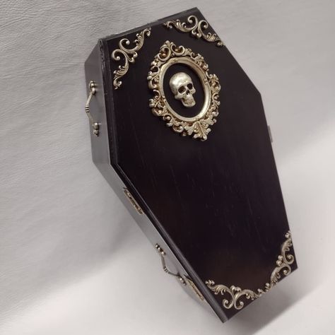 Vampire Coffin Art, Mini Coffin Box Diy, Shoe Box Diy, Funky Purses, Gothic Coffin, Coffin Box, Halloween Coffin, Goth Glam, Living Dead Dolls