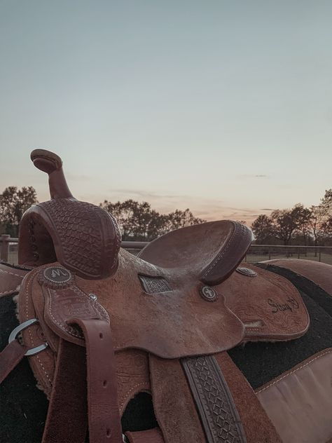 Saddle Aesthetic, Saddle Brown Aesthetic, Western Saddle Aesthetic, Horse Western Aesthetic, Barrel Racing Asthetic, Horse Back Riding Aesthetic Western, Country Sunset, Christmas Tree Wallpaper, Tooled Leather Purse