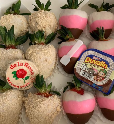 SweetNess on Instagram: “Mexican candy inspired berries🍓🇲🇽 #whitechocolate #milkchocolate #mazapan #tamarindo #chamoy #tajin #duvalin #strawberries #dozen…” Diy Cake Recipes, Mexican Treats, Chocolate Covered Strawberry Recipe, Chocolate And Strawberry, Chocolate Covered Strawberries Bouquet, Mexican Snacks, Mexican Candy, Mexican Dessert, Strawberry Dip