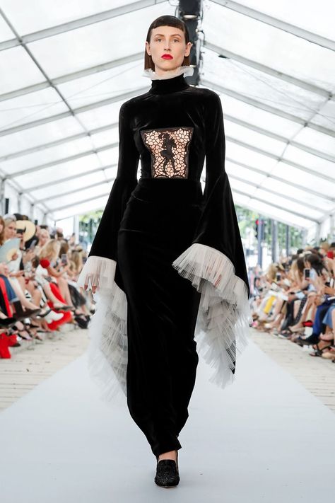 Podium Aesthetic, Haute Goth, Yanina Couture, French Couture, 2019 Couture, Sophisticated Fashion, Casual Day Dresses, Fashion Inspiration Design, Live Fashion