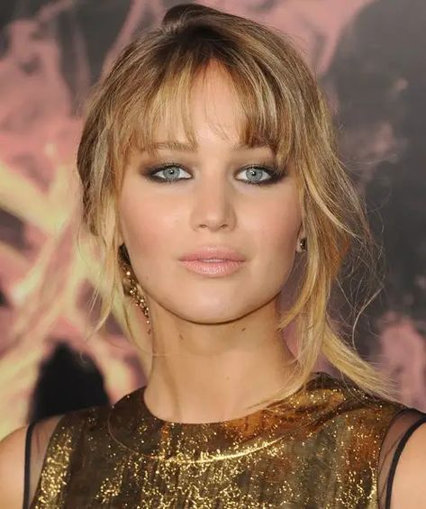 Makeup Looks Inspired by Jennifer Lawrence ... Jennifer Lawrence Brunette, Frosty Pink Lipstick, Jennifer Lawrence Makeup, Jennifer Lawrence Hair, Light Pink Lipstick, Jennifer Lawrence Style, 60s Look, Look Sophisticated, Good Genes