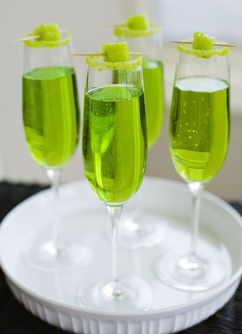 Green Sangria, Green Cocktails, St Patricks Day Drinks, Apple Wine, Melon Liqueur, Drinks Ideas, St Patricks Day Food, Wine Candles, Green Cocktail