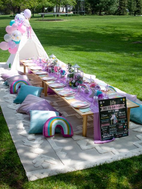 Low Kids Table Party, Plastic Table Decor, Unicorn Picnic Birthday Party, Diy Low Table For Kids Party, Diy Kids Table For Party, Diy Kids Party Table, Kids Table Party, Kids Picnic Party, Unicorn Picnic