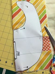 baby bib tutorial and pattern Baby Bib Tutorial Free Pattern, Baby Bib Tutorial, Perlengkapan Bayi Diy, Bib Tutorial, Baby Gifts To Make, Quilt Room, Sew Baby, Baby Bibs Patterns, Diy Bebe