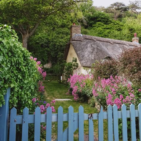 Countryside Garden, A Cabin In The Woods, Gorgeous Places, Cottage Fairy, Cottage Core Aesthetic, Cottage Life, The Witches, A Cabin, Cottagecore Aesthetic